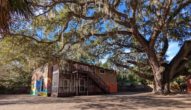 Spacious 2 Story Home Less than 10 minutes to Lido Key