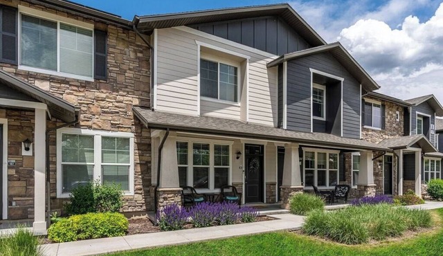 Spacious 2-Story, Pet&Fam Friendly, WFH, Gym&Pool