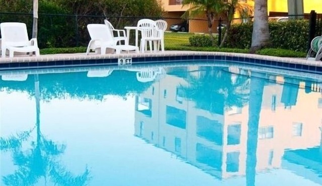Spacious 2 story condo, clean decor 3BR, 2.5 BA. 2 Floors, Pool Waterfront