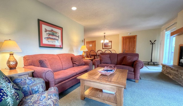 Spacious 2 bedroom, Close Walk to the Base Area, Outdoor Hot Tub, Sleeps 6