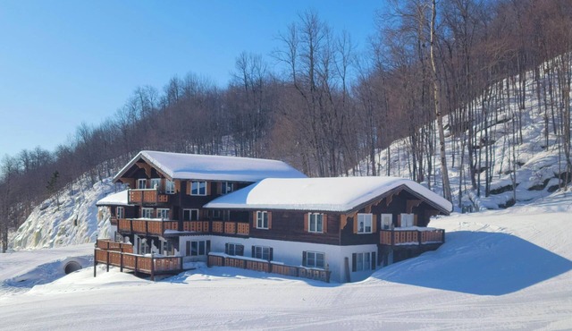 Spacious 20-bedroom chalet in marvelous Whitecap Ski Resort.