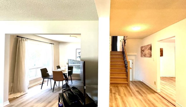 Spacious （238 sq meters）5-bedroom villa in fabulous Toronto with free parking