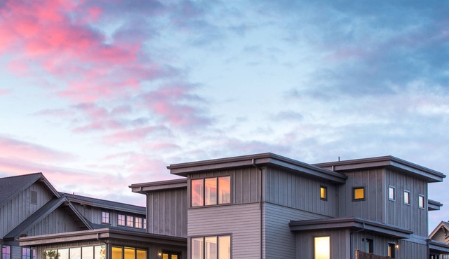 SPACIOUS ~ 24-hr staff ~ clean + modern ~ wifi ~ parking ~ hot tub ~ firepit 🐶