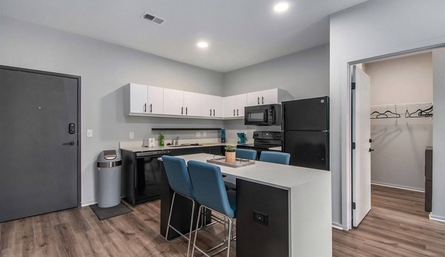 Spacious 2BD/2BA Downtown + Gym