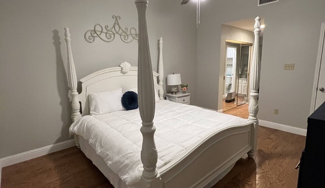 Spacious 2BD 2BA FreeWiFi Parking 12 mi - AT&T Stadium, Globe Life Field, TLive!