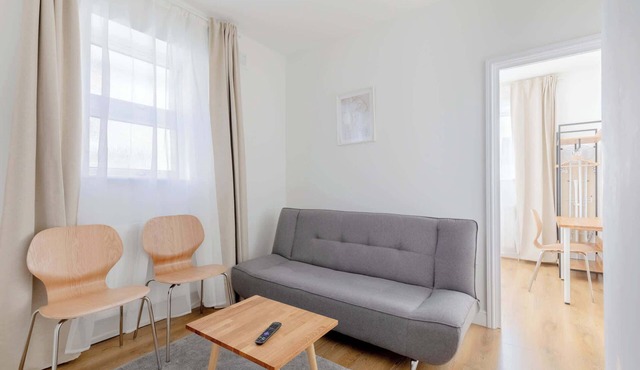 Spacious 2BD Flat, Short Walk from ExCel London