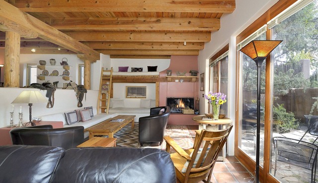 Spacious 2bd Twhm - 5 minute walk to Canyon Road- private courtyard w/grill
