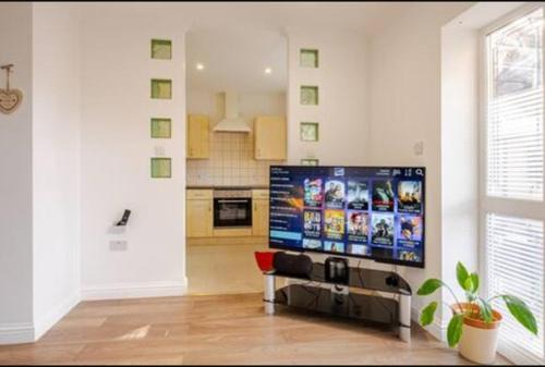 Spacious 2BDR Apartment, WIFI+ Great TV