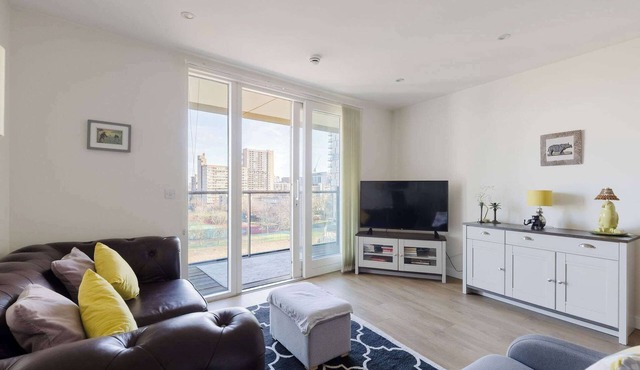 Spacious 2BDR East London Retreat