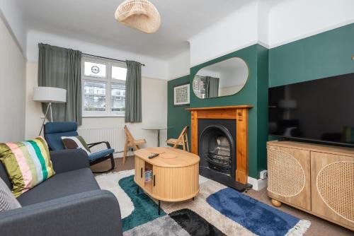 Spacious 2BDR with Dedicated Work Area