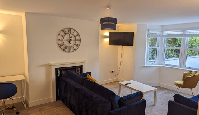 Spacious 2Bed Apartment with Private Garden