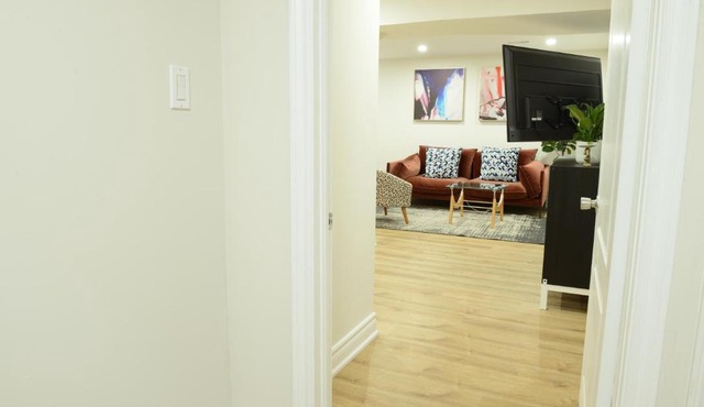Spacious 2Bed-Room Free parking in central Richmond hill