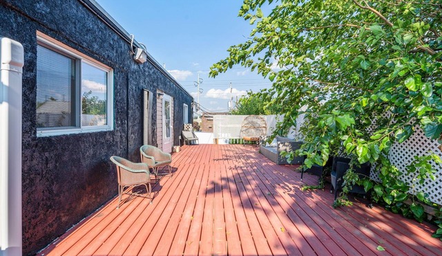 Spacious 2bed room w/private deck sleep 6 & infant and toddler friendly!