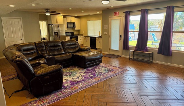 Spacious 2bedroom apartment in Charming Toquerville with Hot tub, Full kitchen