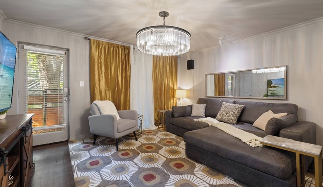 Spacious 2BR/1.5BA condo in Lower Greenville featuring resort-style amenities—pool, hot tub, sauna, and courtyard—just steps from top dining, shopping, and nightlife.