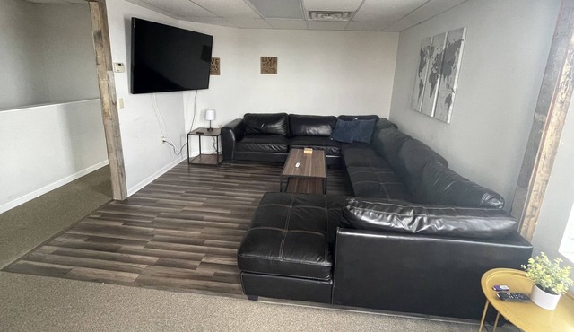 Spacious 2BR-1 Block from downtown