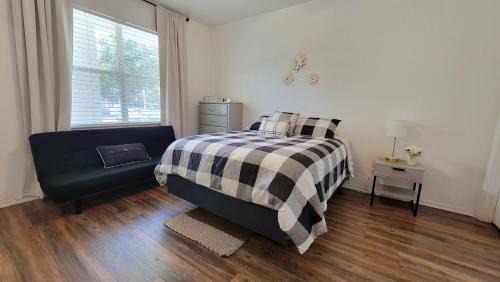 Spacious 2BR 2BA Suite - Walk to Mall & Hospitals