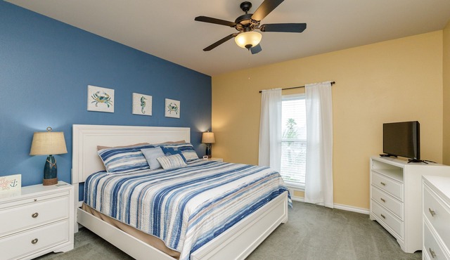 Spacious 2br 2bath condo! On the canal with a boat lift!