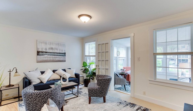 Spacious 2BR 2Level Apt - Walkable to metro!