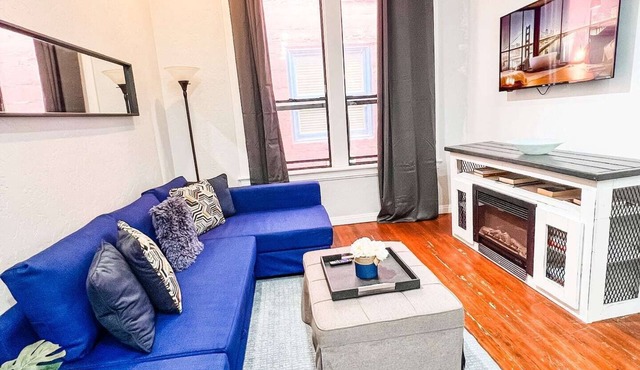 Spacious 2BR 700 sq ft suite with free parking, steps to the Convention Center and Gaslamp dining. Ideal for business or group travel.