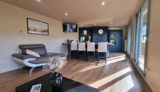 Spacious 2BR Apartment with Parking, Balcony, Wi-Fi, Near Shops & Train Station in Saint-Chamond