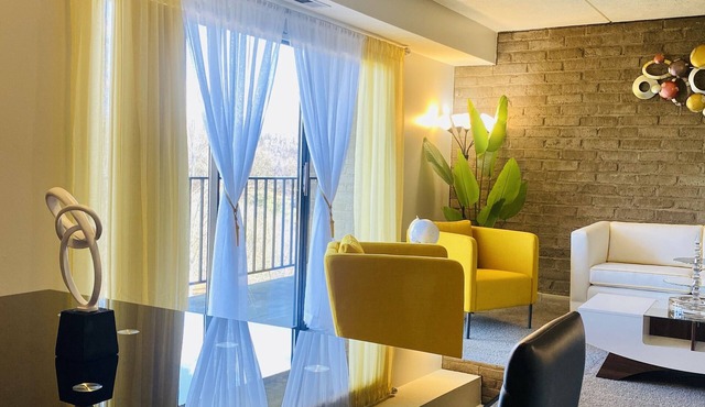 Spacious 2BR Apartment w/Balcony Free Parking Near UPMC