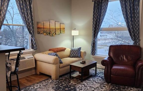 Spacious 2BR Apt Downtown, 2 Blocks from State Capitol
