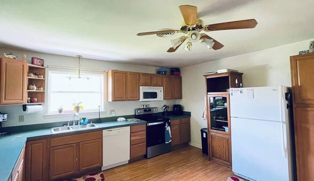 Spacious 2BR Apt – Families, Couples & Business Travelers