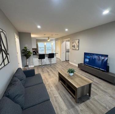 Spacious 2BR Apt with Balcony and 2 King Beds Sleeps 6