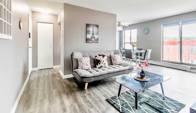 Spacious 2BR Apt with King bed - near DT Hamilton!