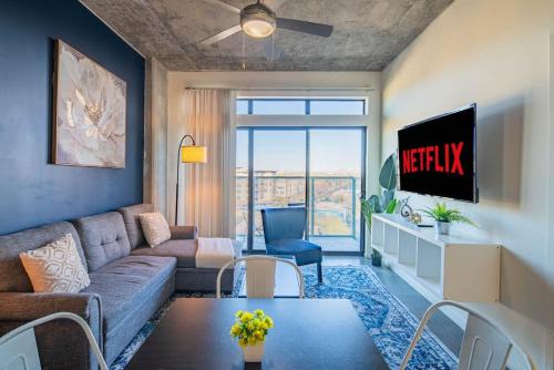 Spacious 2BR Apt with Gym Pool Parking