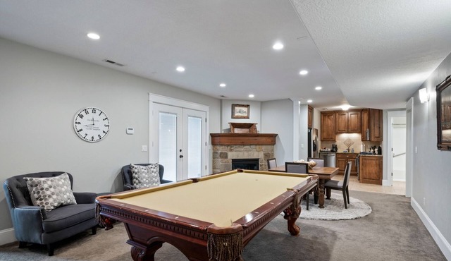 Spacious 2BR Basement Suite w/Hot Tub, Theater, Full Kitchen. Near UVU/BYU