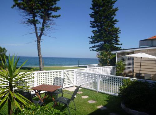 Spacious 2BR Beachfront Apartment - The Coachhouse