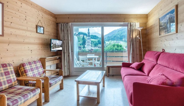 Spacious 2BR, bright, near slopes and shops, elevator