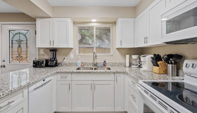 Spacious 2BR condo by downtown Mesa free parking