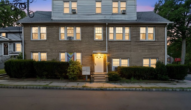 Spacious 2BR Condo Near NYC & Newark