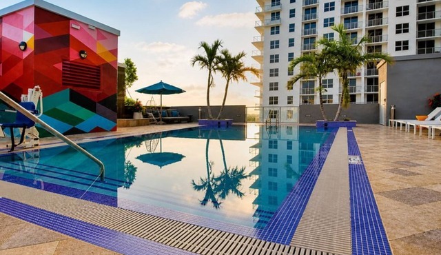 Spacious 2BR Condo Pool & Balcony Sleeps 8