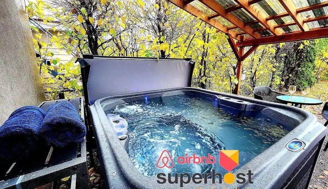 Spacious 2BR - Emerald SuiteHot Tub + Free Parking