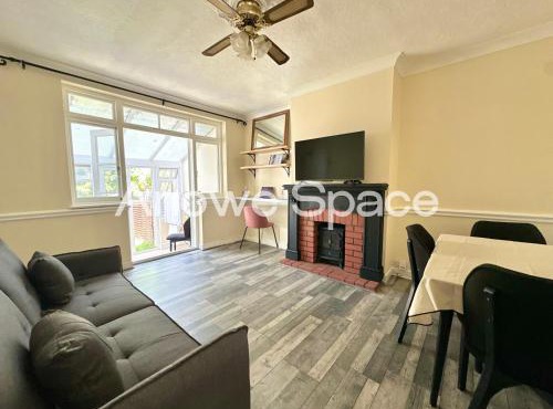 Spacious 2BR Flat in Harold Wood