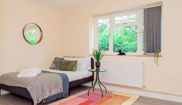 Spacious 2BR Flat @ Summertown | Sleeps 7 | 5 Star