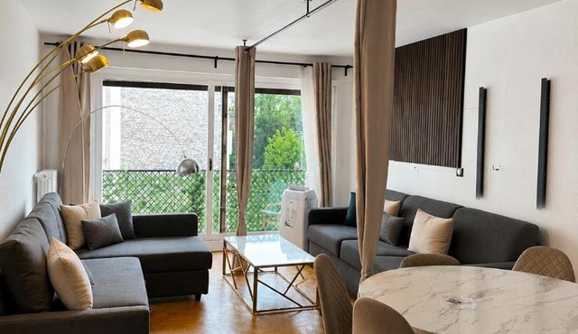 Spacious 2BR Flat with Balcony in Montparnasse