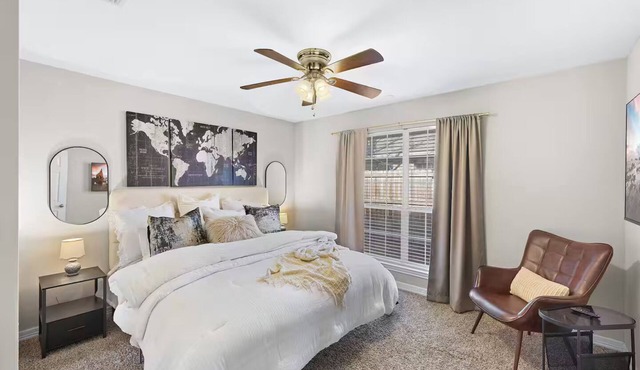 Spacious 2BR House, Steps from A&M - King - Patio