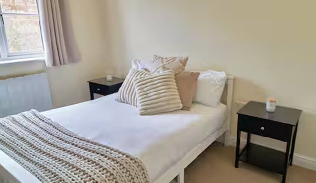 Spacious 2BR Home with Parking & Wi-Fi, Wokingham