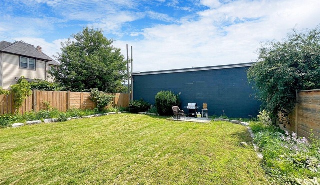 Spacious 2BR House with Netflix, BBQ, and Patio Near City Centre