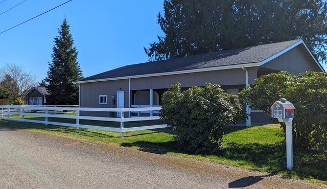 Spacious 2BR house. Pet friendly with fenced yard. Outdoor covered patio.