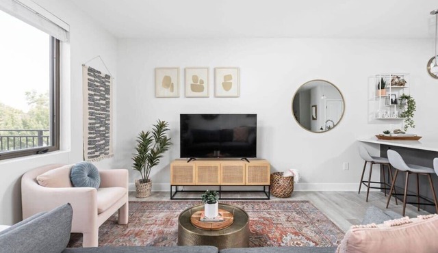 Spacious 2BR in Meridian Kessler by CozySuites