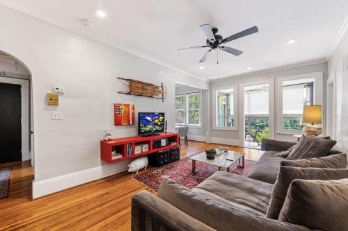 Spacious 2BR in Myers Park with sunroom