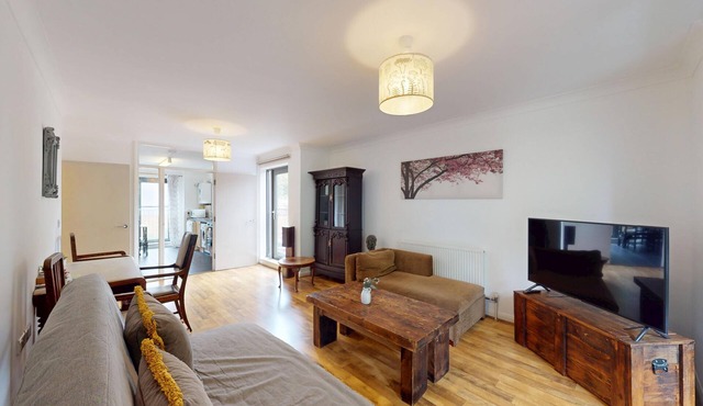 Spacious 2BR London Flat Near Deptford Park and Surrey Quays Tube Station