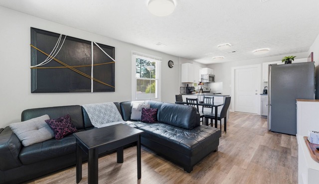 Spacious 2BR Lounge Near Downtown Atlanta & Airport Free Parking + W/D