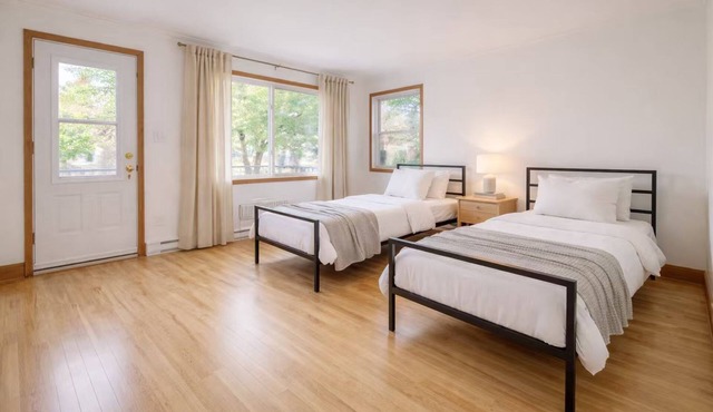 Spacious 2BR, Near Metro, Full Kitchen